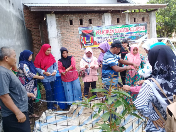 Pelatihan Budidaya Aquaponik Dan Pemanfaatan Lahan Pekarangan Yang