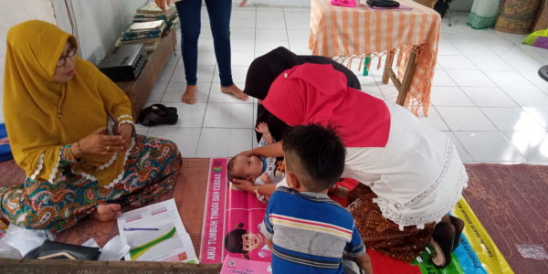 Posyandu Balita Serta Pengukuran Tikar Stunting Di Dusun Kampung Deling