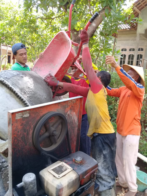 Semangat Warga Kampung KB Sehati Kerja Bakti Perbaiki Jalan Rusak