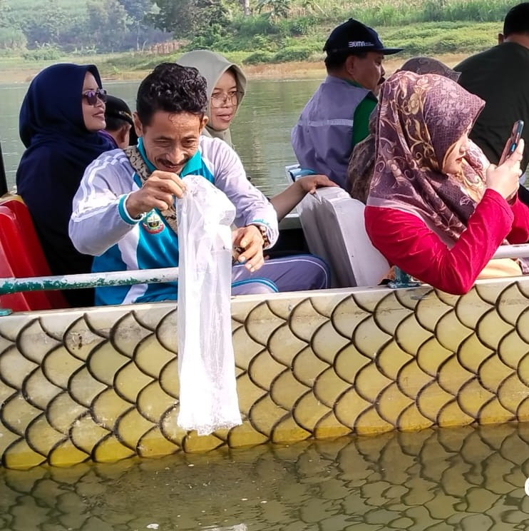 Pelepasan Benih Ikan Di Waduk Tempuran