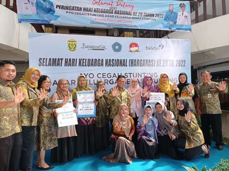 Penyerahan Piagam Lomba Ketahanan Keluarga Sekota Banjarmasin Dalam