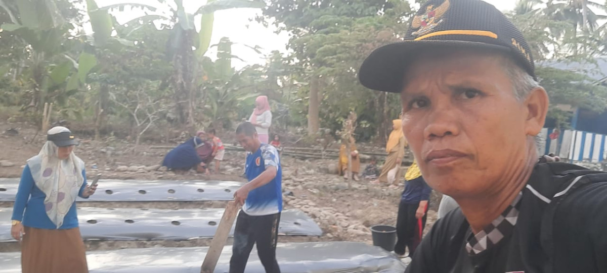 GOTONG ROYONG MASYARAKAT PADAKEGIATAN PENANAMAN TANAMAN SAYUR DAN BUAH