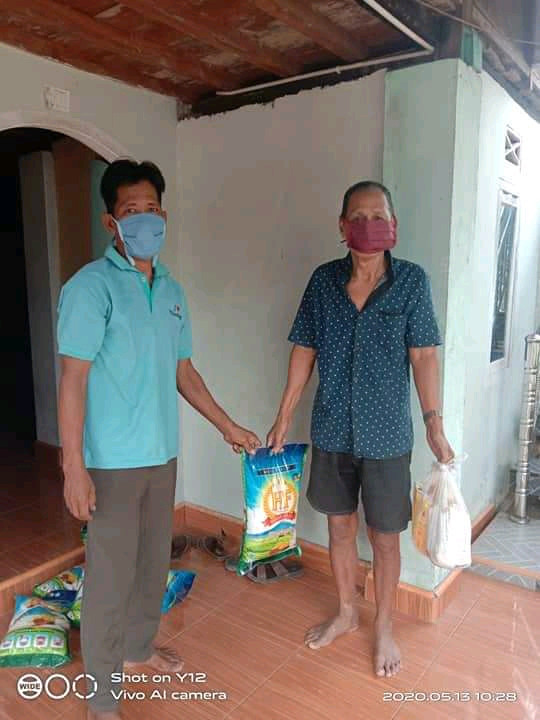 Pemberian Bantuan sosial diKampung KB Tanjung Dalam