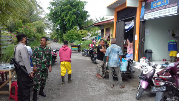 Penyemprotan disinfektan bersama TNI-POLRI dan Pemerintah Desa Pasi Pinang