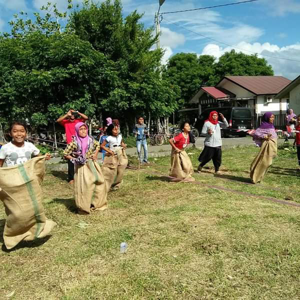 Anak anak desa meunasah  tuha sedang mengikuti lomba lompat goni