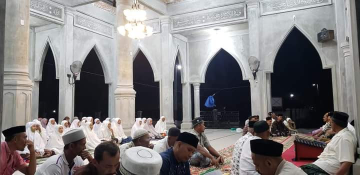 Menyimak penjelasan guru/ustadz