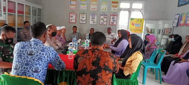 Penyerahan penghargaan sinergitas dan kolaborasi tim terbaik penanganan covid dan percepatan pencapaian vaksinasi