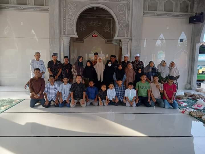 Foto bersama anak yatim