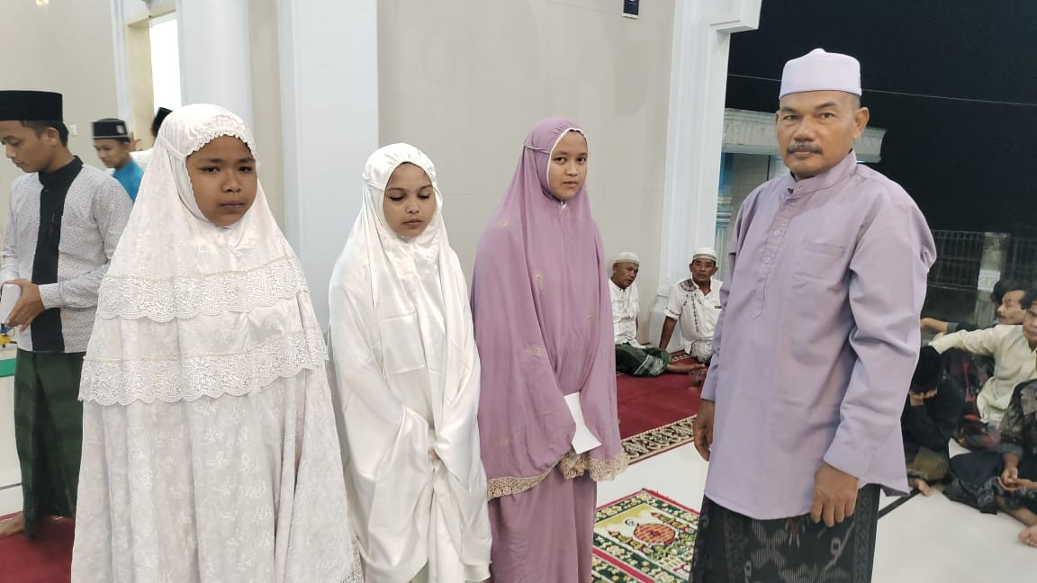 Penuerahan sanyunan oleh tgk Imam menasah