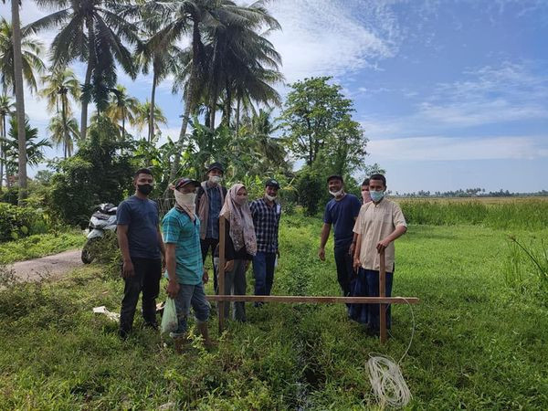 Pemasangan bowplang saluran irigasi