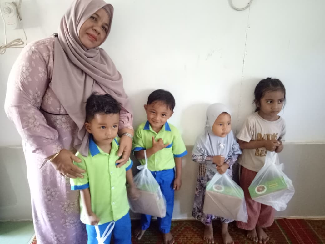 Pemberian makan tambahan posyandu ananda II desa sinabang