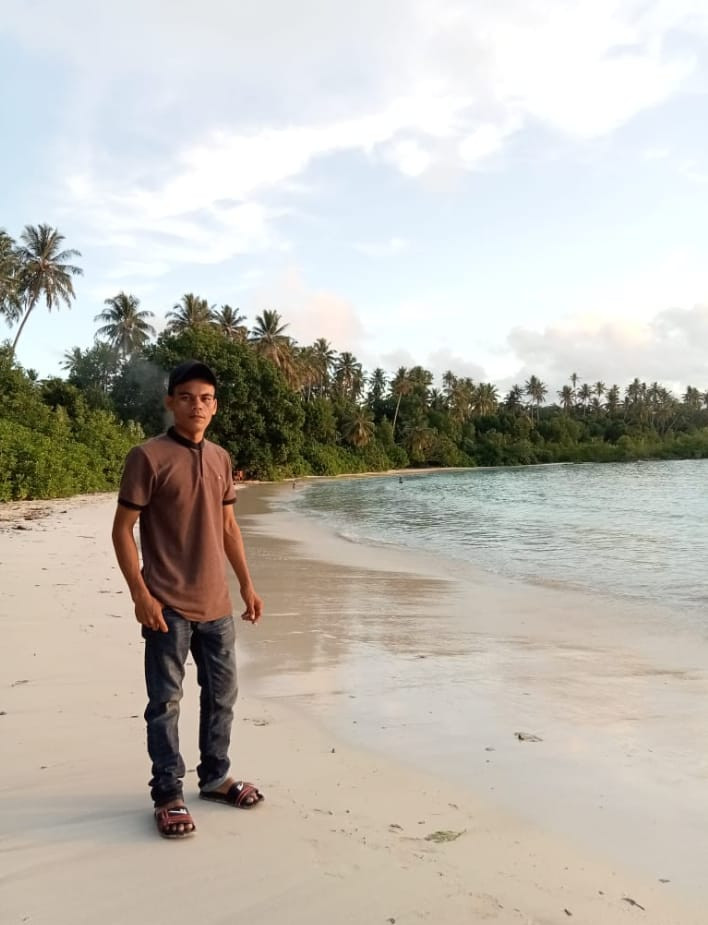 berpose di pantai pasir putih pulau harapan desa lafakha