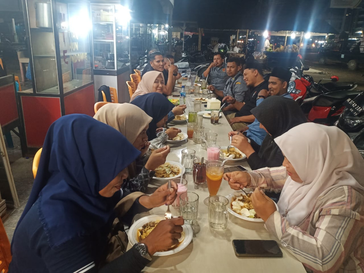 MAKAN BERSAMA SETELAH PENGEMBALIAN KOTAK SUARA KE BALAI DESA
