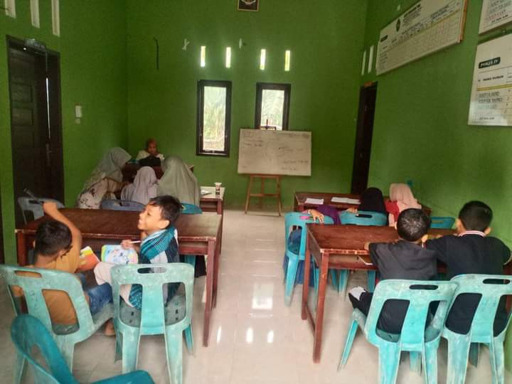 LES BAHASA INGGRIS RUTIN MINGGUAN FORUM ANAK SEUNEUBOK RAWA