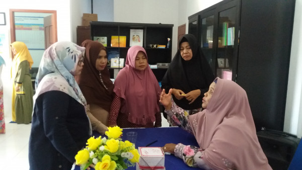 Koordinator Kuta Alam memberi pengarahan ke ibu-ibu kader Kampung KB