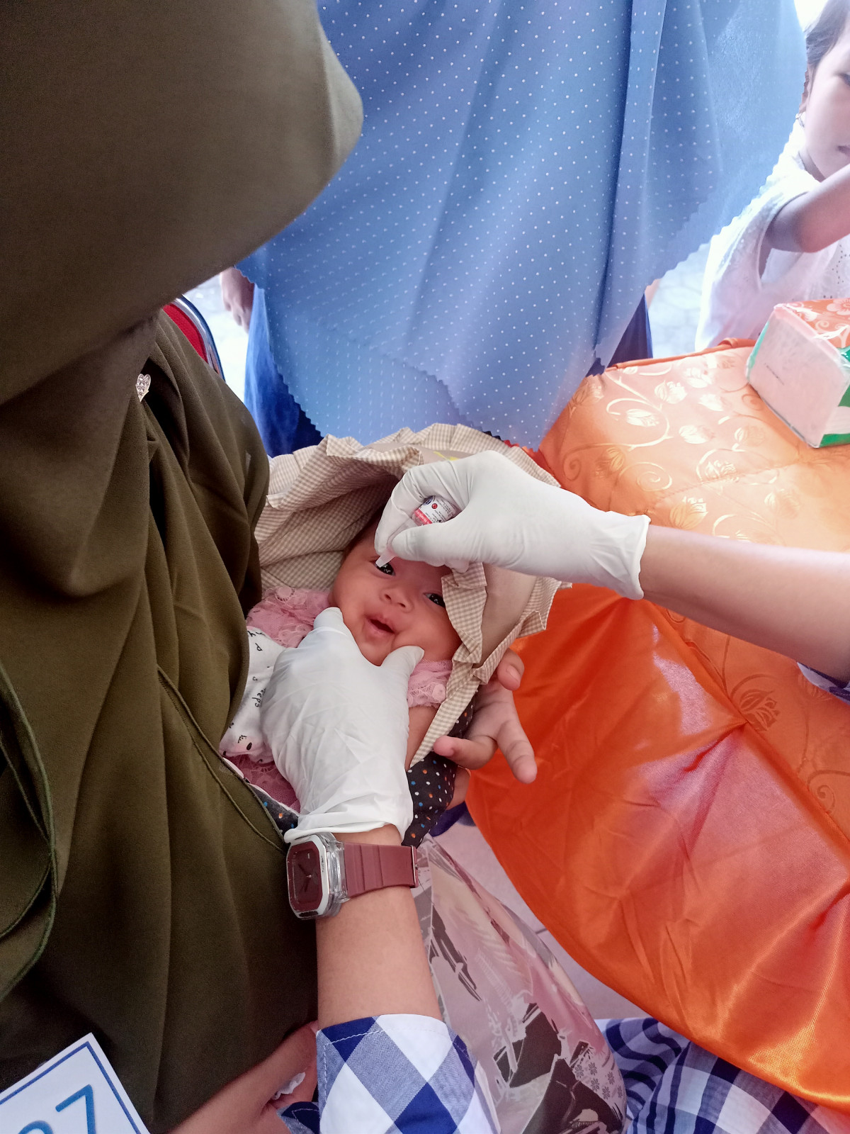 Imunisasi polio pada bayinbaru la