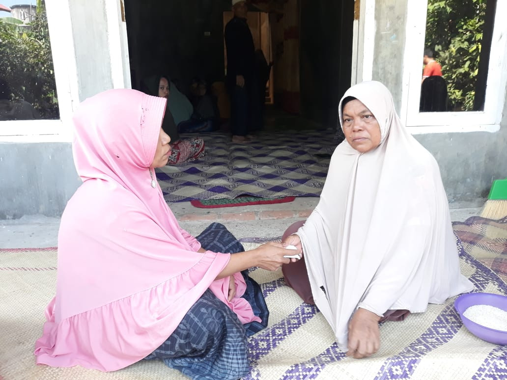 Penyerahan bantuan dari anggota Majelis Sirul Mubtadin Kepada Keluarga yang sedang berduka