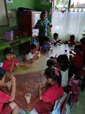 Pemberian PMT dari Dapur Sehat Atasi Stunting kepada anak Balita di PAUD Simorangkir Julu