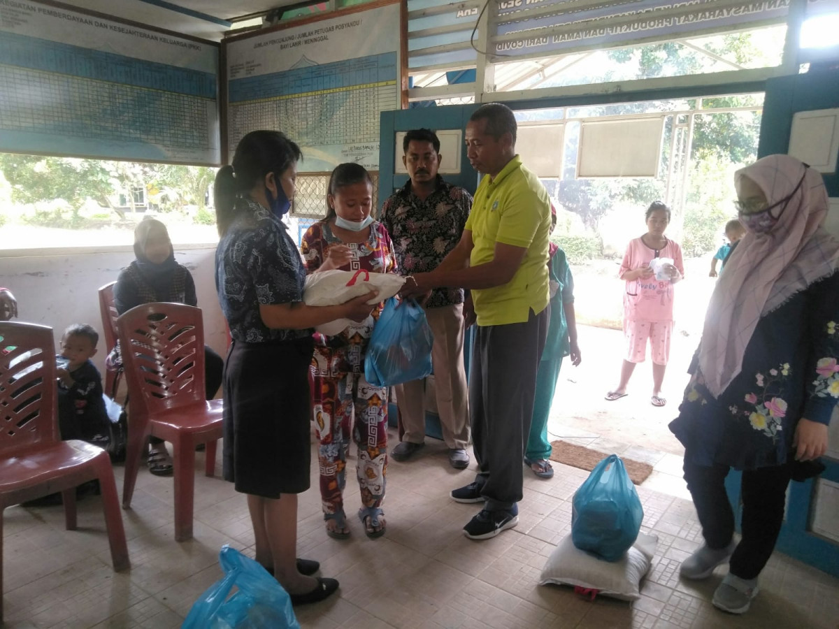 Pembagian makanan tambahan kepada balita