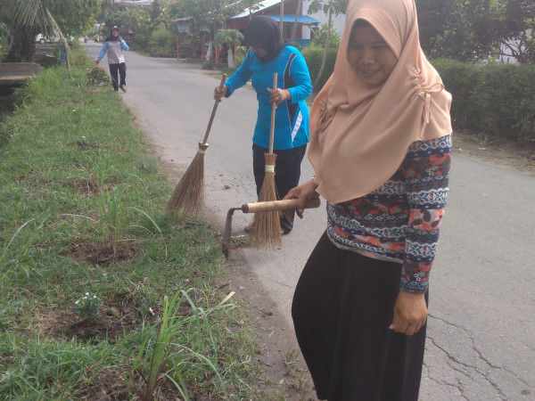 Gotong Royong Penanaman Serai