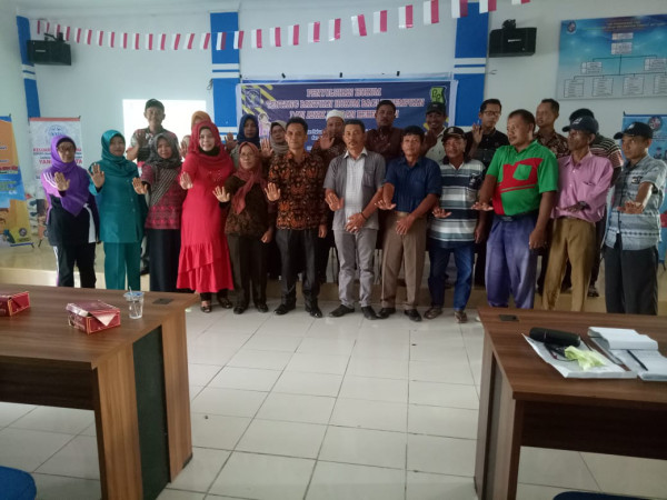 Foto Bersama antara Peserta yang hadir dengan Ibu Narasumber Kementrian Hukum dan HAM RI