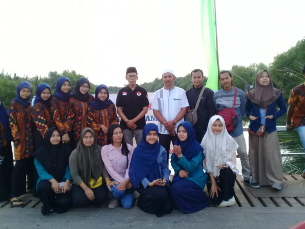 Foto Bersama Dengan Bapak Kepala Desa Dalam Rangka Pemberian Takjil