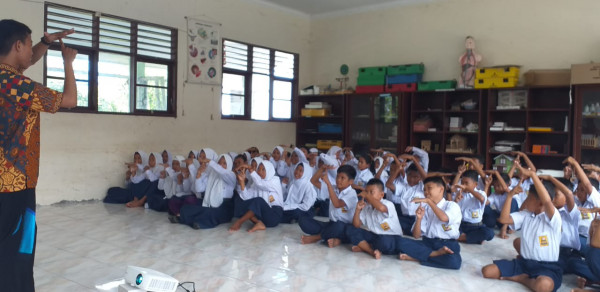 Penyampaian Materi Pernikahan Dini di SMP Negri 7 Tanjung Rejo