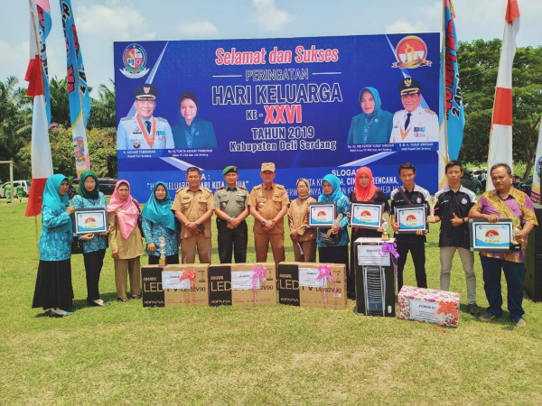 Menerima Hadiah Lomba PPKBD,UPPKS dan PIK R pada hari Keluarga Nasional ke 26 di Lapangan PTPN Pagar Merbau