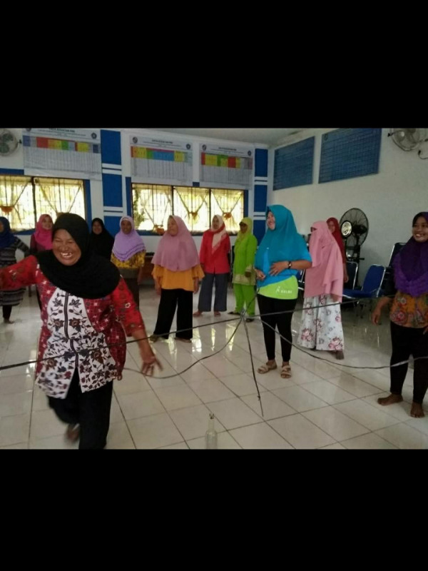 lomba memasukan paku di botol