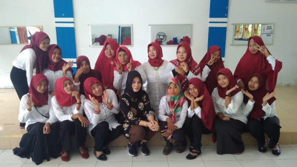 foto bersama peserta latihan tata rias dengan mentor tata rias