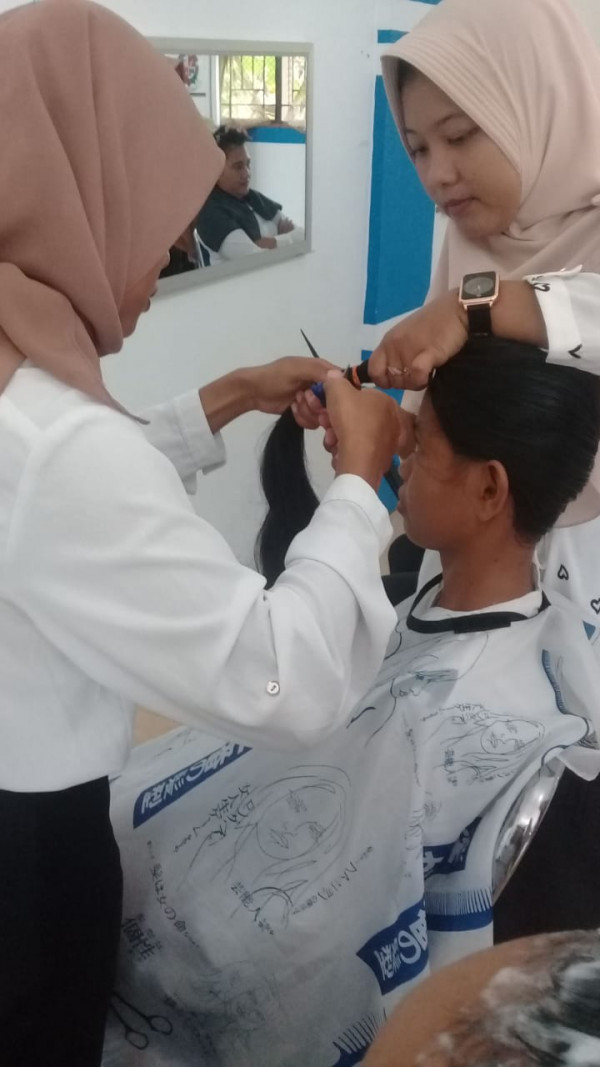 proses pemotongan rambut segi