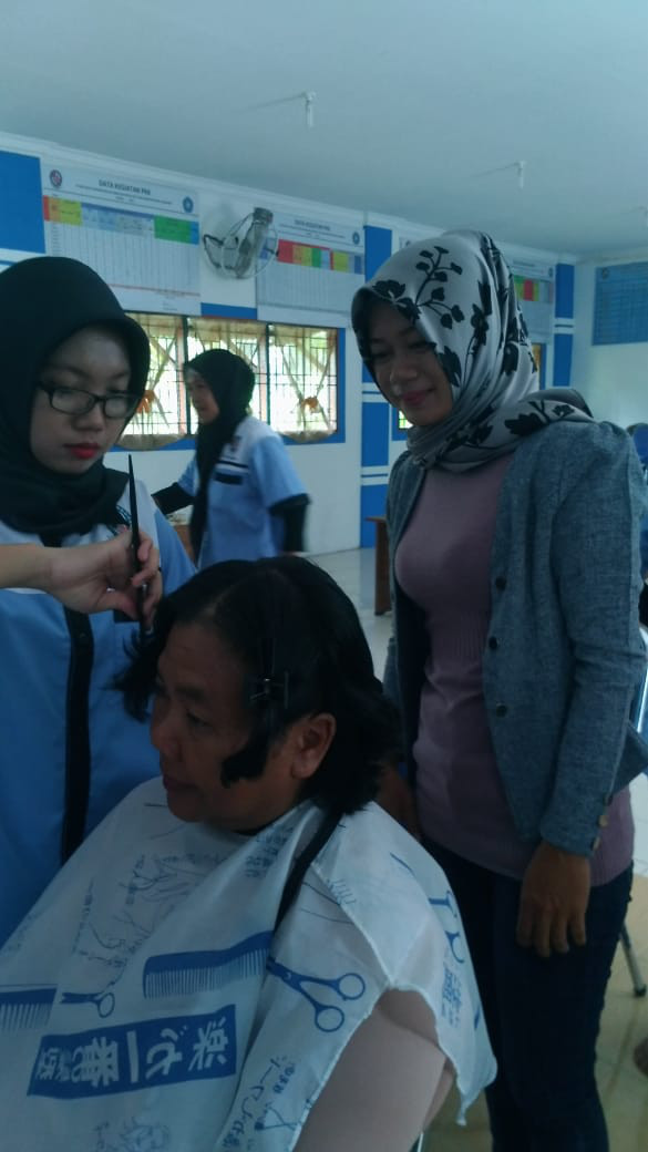 proses pemangkasan rambut