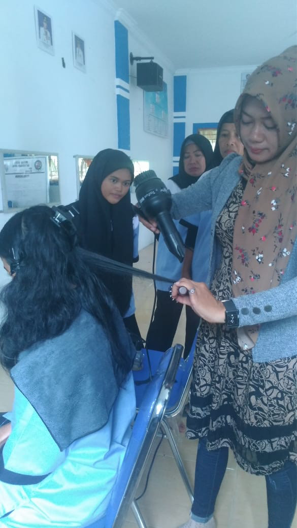 praktek cara mengblow rambut