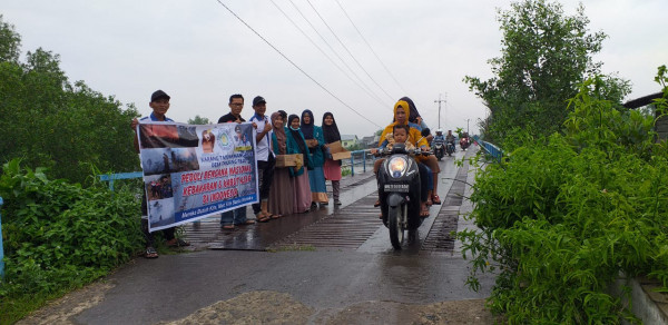 penggalangan dana untuk kepedulian nasional di jembatan dusun XI palo merbau