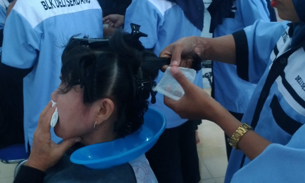 proses pengkeritingan rambut pendek