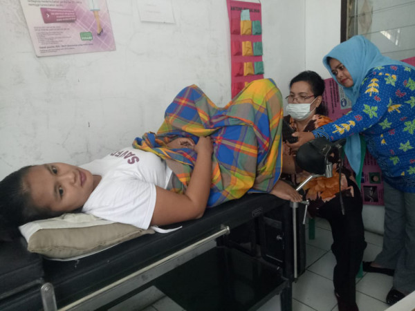 Membantu pelayanan KB IUD dan Implant 