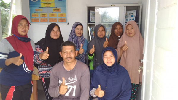 Foto bersama selesai gotong royong dengan kades 