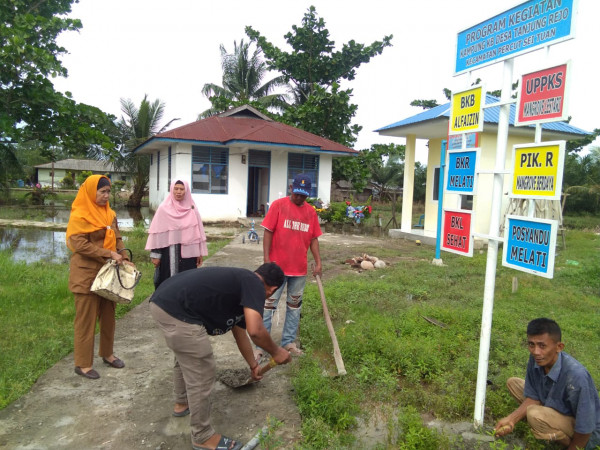 Pemasangan plank program kegiatan kampung kb