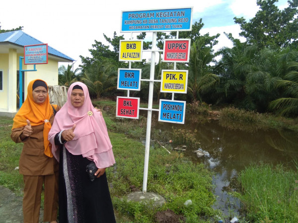 Foto Bersama selesai pemasangan plank