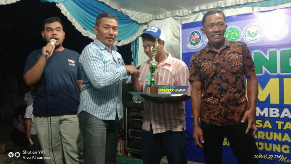 pemberian piala bagi yang juara oleh Kades