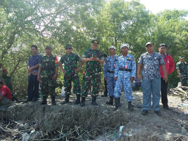 Kegiatan meninjau lokasi rencana penanaman Mangrove