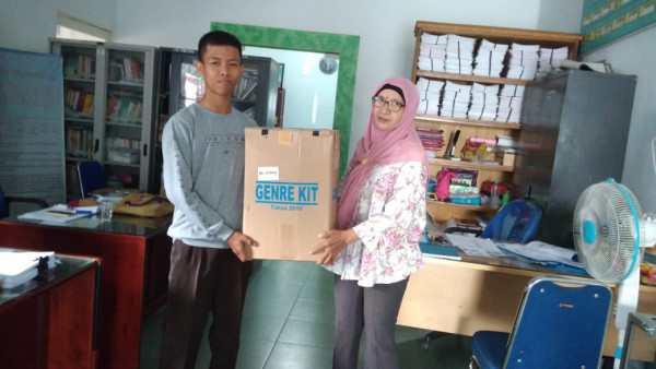 Penyerahan GENRE KIT Kepada Ketua PIK R Mangrove Berdaya