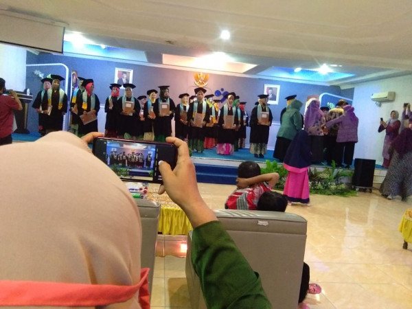 Menghadiri wisuda SOTH