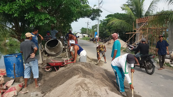 Gotong Royong Pengecoran Jembatan