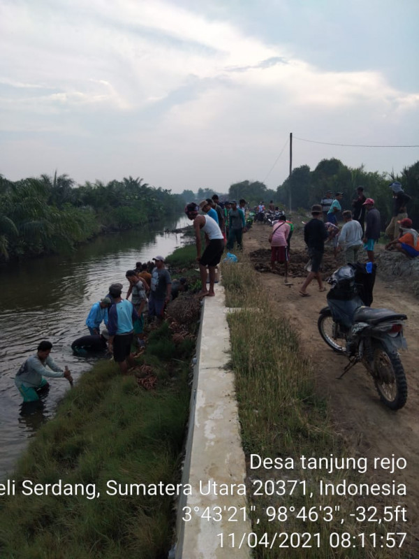 Gotong Royong Penimbunan Tanggul Jebol