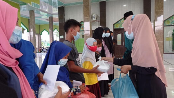 Memberikan Santunan Kepada Anak Yatim Se Desa Tanjung Rejo