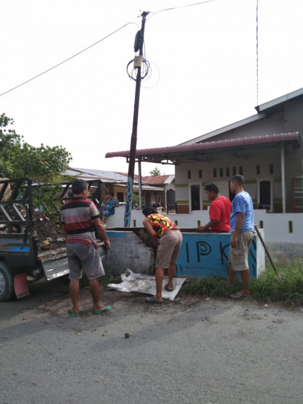 Melakukan Kegiatan Gotong Royong