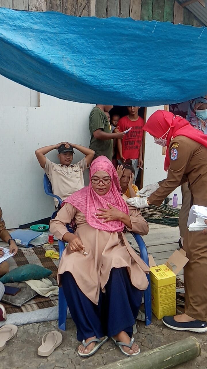 Pelaksanaan vaksin door to door di Kampung KB Mangrove