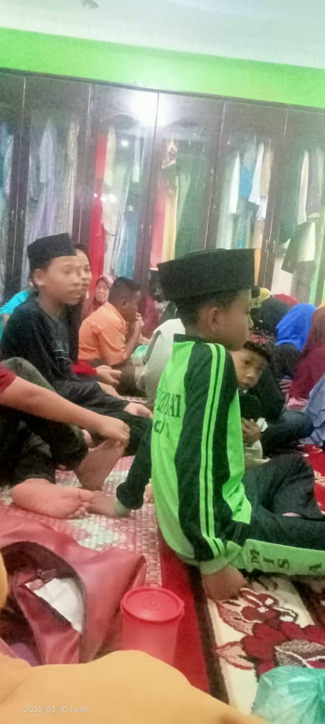 Ibu-ibu perwiritan menyantuni anak yatim