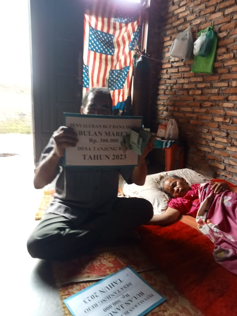 Penyaluran Bantuan Langsung Tunai Pada Warga Dusun VIII Tanjung Rejo